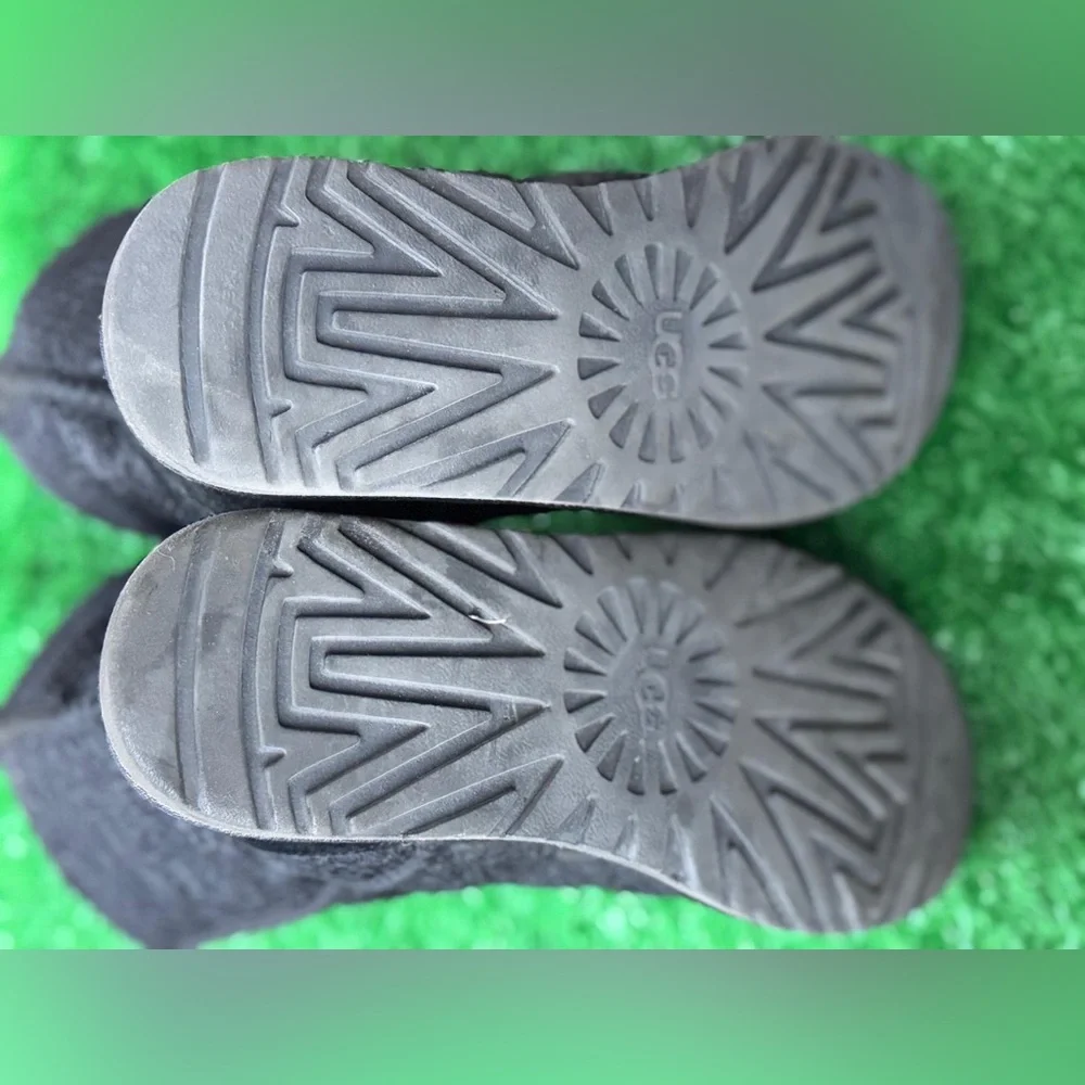 UGG Classic Low Boots w‎ Embroidery #1018615 - Rare! Size 9